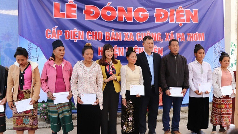 Đồng chí Cao Thị Tuyết Lan, Ủy viên Ban Thường vụ Tỉnh ủy Điện Biên, Bí thư Huyện ủy Điện Biên cùng đồng chí Lê Thái Bình, Phó Chủ nhiệm Ủy ban Kiểm tra Tỉnh ủy Điện Biên trao quà tặng các gia đình tiêu biểu ở Xa Cuông.