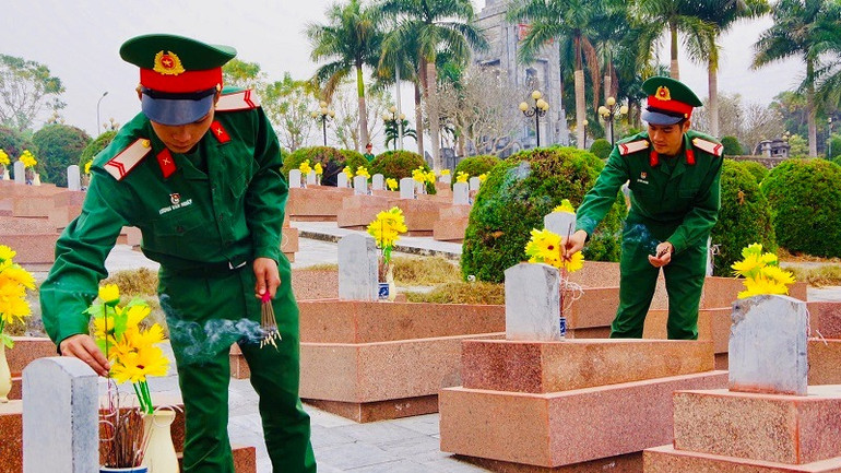 Kính cẩn dâng hương trên từng phần mộ liệt sĩ tại Nghĩa trang liệt sĩ Tông Khao.