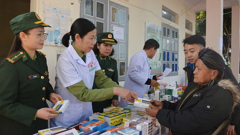 Bộ đội Biên phòng tỉnh Điện Biên cấp thuốc miễn phí cho nhân dân ở xã biên giới Nà Bủng.