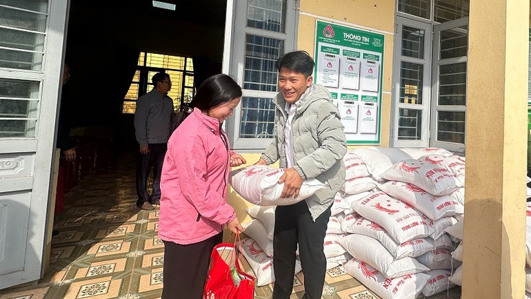 Các hộ nghèo xã Nậm Tin vui mừng được nhận quà Tết của Công ty cổ phần Cấp nước Điện Biên trước thềm xuân mới.