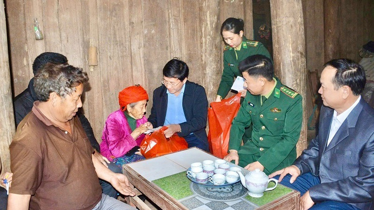 Đồng chí Mùa A Vảng, Ủy viên dự khuyết Trung ương Đảng, Ủy viên Ban Thường vụ Tỉnh ủy, Chủ tịch Ủy ban Mặt trận Tổ quốc Việt Nam tỉnh Điện Biên, trao quà Tết tặng hộ nghèo ở xã biên giới Nà Bủng.