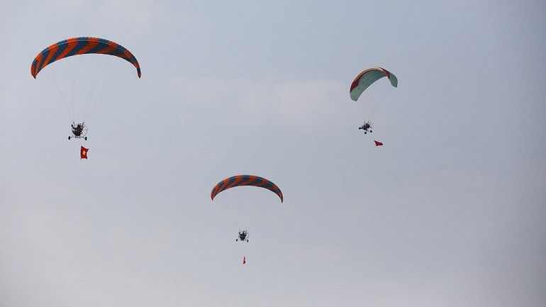 Nội dung thi dù lượn thu hút sự quan tâm theo dõi của đông đảo nhân dân, du khách.