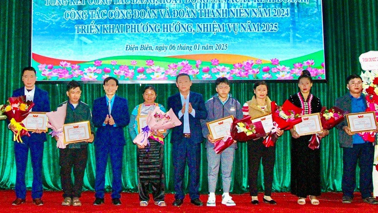 Đại diện lãnh đạo công ty và lãnh đạo Ủy ban nhân dân huyện Mường Chà trao thưởng các công nhân có thành tích cao trong thi đua sản xuất giai đoạn nước rút.