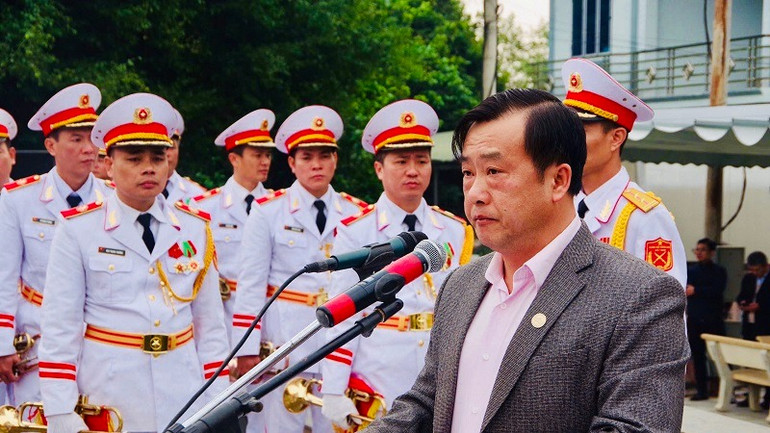 Đồng chí Vừ A Bằng, Phó Chủ tịch Ủy ban nhân dân tỉnh Điện Biên xúc động đọc điếu văn truy điệu các liệt sĩ tại Nghĩa trang liệt sĩ Tông Khao, tỉnh Điện Biên.