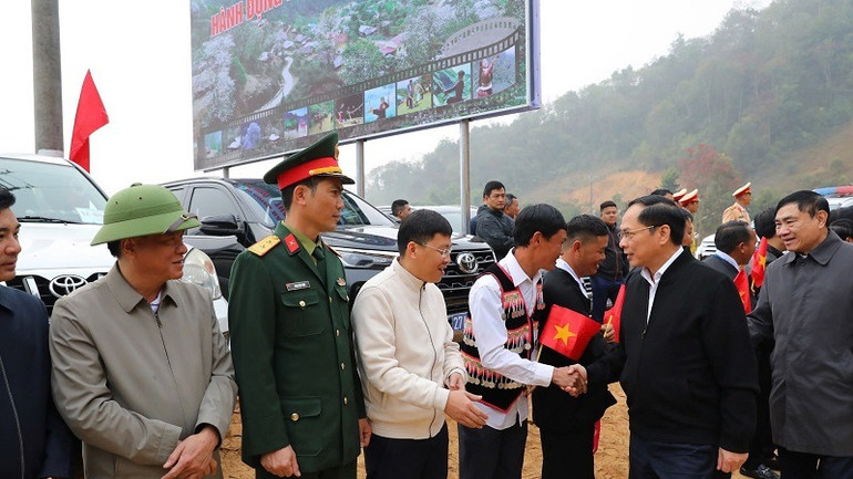 Cán bộ, nhân dân các dân tộc huyện Mường Ảng vui mừng đón Phó Thủ tướng Bùi Thanh Sơn và đoàn công tác dự lễ đóng điện cho nhân dân bản Nặm Cứm.