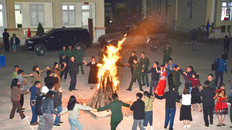 Nhân dân xã biên giới Nà Bủng cùng cán bộ, chiến sĩ Biên phòng tỉnh Điện Biên chung vui trong điệu xòe đoàn kết.