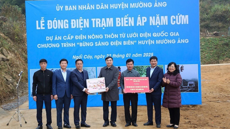 Đồng chí Trần Quốc Cường, Bí thư Tỉnh ủy Điện Biên cùng các đồng chí lãnh đạo Hội đồng nhân dân, Ủy ban nhân dân, Ủy ban Mặt trận Tổ quốc Việt Nam tỉnh Điện Biên trao quà động viên cán bộ, nhân dân huyện Mường Ảng.