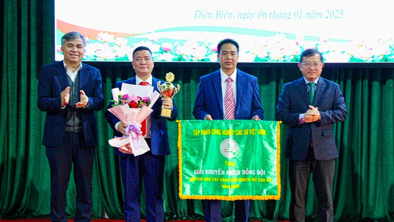 Ông Lò Văn Tiến (đầu tiên bên trái), Phó Chủ tịch Ủy ban nhân dân tỉnh Điện Biên và ông Huỳnh Kim Nhựt, Phó Tổng giám đốc, Chủ tịch Công đoàn Tập đoàn Công nghiệp cao-su Việt Nam, trao giải Khuyến khích đồng đội cuộc thi "Bàn tay vàng" cho Công ty cổ phần cao-su Điện Biên.