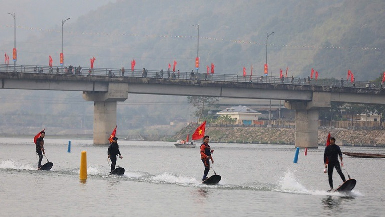 Các vận động viên nam trình diễn kỹ thuật lướt ván phản lực.