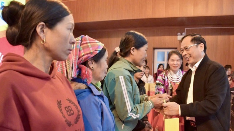 Phó Thủ tướng Chính phủ Bùi Thanh Sơn trao quà Tết tặng các gia đình nghèo ở huyện Tủa Chùa.