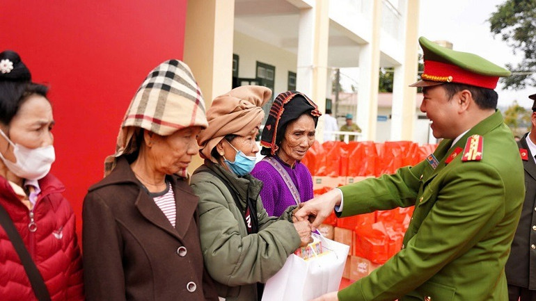 Đại tá Phạm Trường Giang, Phó giám đốc Công an tỉnh Điện Biên trao quà Tết tặng các gia đình ở huyện Điện Biên. Đại tá Phạm Trường Giang, Phó giám đốc Công an tỉnh Điện Biên trao quà Tết tặng các gia đình ở huyện Điện Biên.