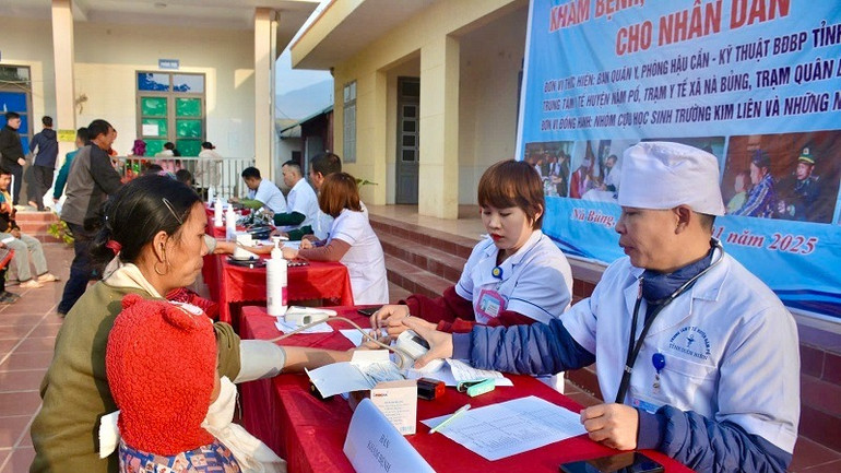 Trong chương trình "Xuân Biên phòng ấm lòng dân bản" ở Nà Bủng, có hơn 400 người dân được khám bệnh, cấp thuốc miễn phí.