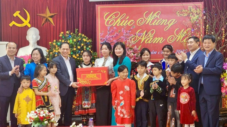 Đồng chí Phó Thủ tướng Bùi Thanh Sơn và các đồng chí lãnh đạo tỉnh Điện Biên trao quà tặng các cháu học sinh tại cơ sở Bảo trợ xã hội tổng hợp tỉnh Điện Biên. Đồng chí Phó Thủ tướng Bùi Thanh Sơn và các đồng chí lãnh đạo tỉnh Điện Biên trao quà tặng các cháu học sinh tại cơ sở Bảo trợ xã hội tổng hợp tỉnh Điện Biên.