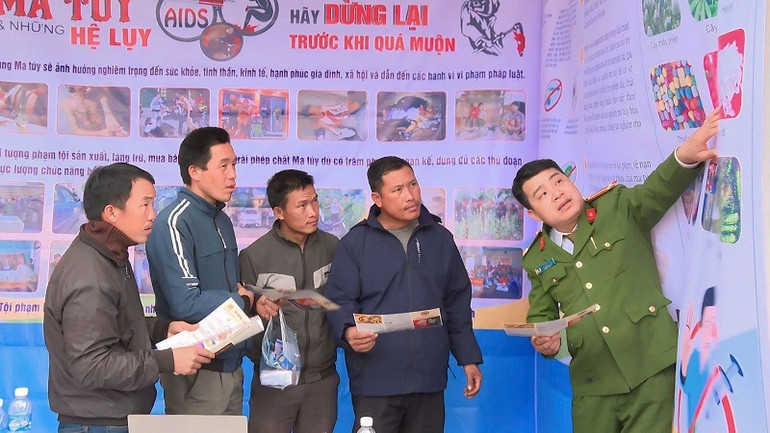 Công an Điện Biên tuyên truyền tác hại ma túy đến nhân dân xã Na Tông. Công an Điện Biên tuyên truyền tác hại ma túy đến nhân dân xã Na Tông.