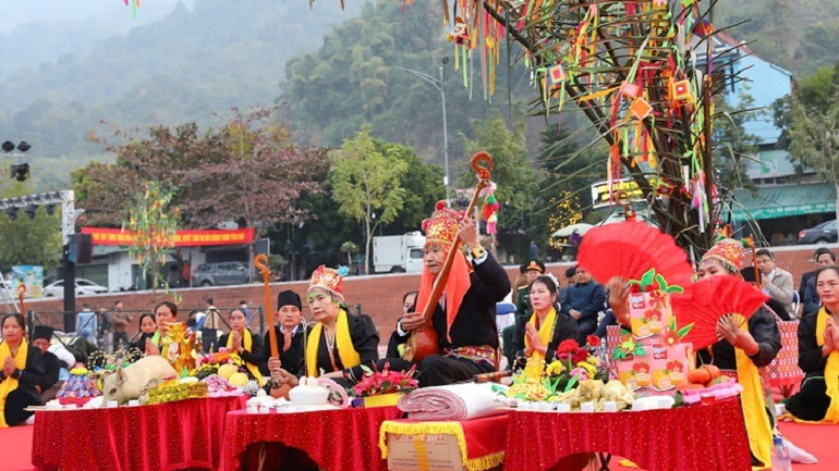 Đồng bào dân tộc Thái trắng ở Mường Lay thực hiện nghi thức tế thần sông nước.