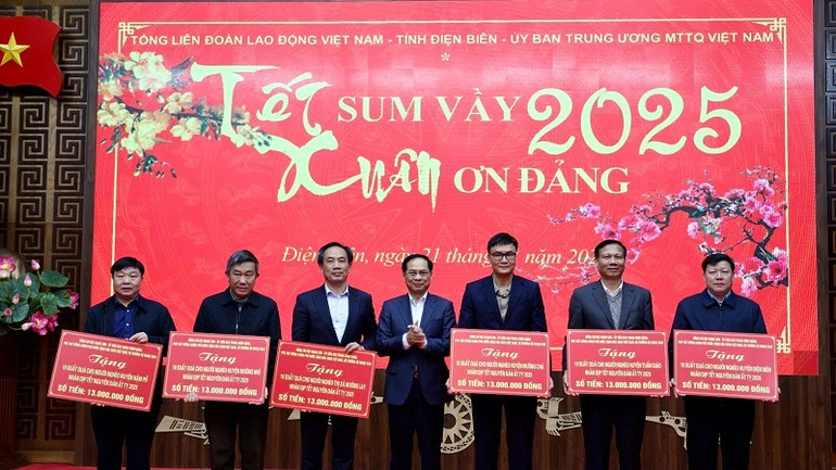 Đồng chí Bùi Thanh Sơn gửi quà đến các hộ nghèo ở các huyện (đại diện lãnh đạo các huyện nhận quà từ Phó Thủ tướng). Đồng chí Bùi Thanh Sơn gửi quà đến các hộ nghèo ở các huyện (đại diện lãnh đạo các huyện nhận quà từ Phó Thủ tướng).