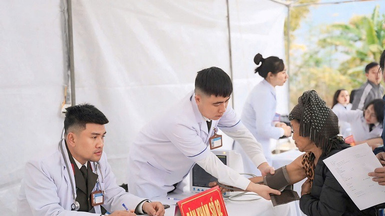 Bác sĩ Bệnh viện Đa khoa tỉnh Điện Biên, Bệnh viện 7/5 Công an tỉnh Điện Biên khám bệnh, phát thuốc miễn phí cho nhân dân xã Na Tông. Bác sĩ Bệnh viện Đa khoa tỉnh Điện Biên, Bệnh viện 7/5 Công an tỉnh Điện Biên khám bệnh, phát thuốc miễn phí cho nhân dân xã Na Tông.