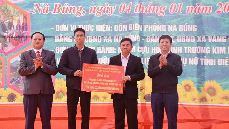 Đồng chí Mùa A Vảng (đầu tiên bên phải), Ủy viên dự khuyết Trung ương Đảng, Ủy viên Ban Thường vụ Tỉnh ủy, Chủ tịch Ủy ban Mặt trận Tổ quốc Việt Nam tỉnh Điện Biên trao kinh phí làm nhà "Đại đoàn kết" cho hộ nghèo ở Nà Bủng.