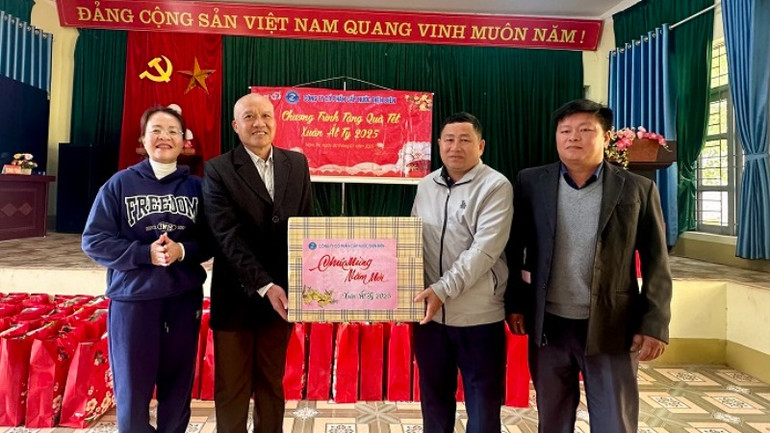 Lãnh đạo Công ty cổ phần Cấp nước Điện Biên trao quà Tết tặng cán bộ, nhân dân xã Nậm Tin, huyện Nậm Pồ.