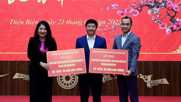 Đại diện công đoàn Bộ Ngoại giao, Ủy ban biên giới quốc gia trao hỗ trợ tỉnh Điện Biên làm nhà ở cho các hộ nghèo bị ảnh hưởng thiên tai. Đại diện công đoàn Bộ Ngoại giao, Ủy ban biên giới quốc gia trao hỗ trợ tỉnh Điện Biên làm nhà ở cho các hộ nghèo bị ảnh hưởng thiên tai.