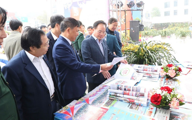 Đại biểu tham quan các gian trưng bày báo.