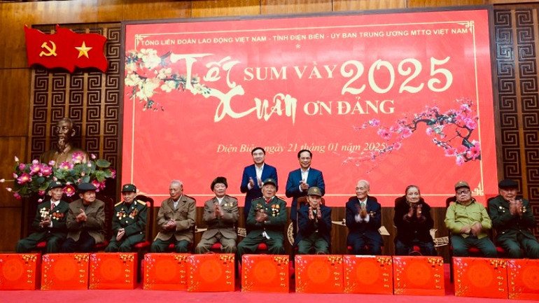 Đồng chí Phó Thủ tướng Bùi Thanh Sơn và đồng chí Trần Quốc Cường, Bí thư Tỉnh ủy Điện Biên tặng quà Tết các chiến sĩ Điện Biên. Đồng chí Phó Thủ tướng Bùi Thanh Sơn và đồng chí Trần Quốc Cường, Bí thư Tỉnh ủy Điện Biên tặng quà Tết các chiến sĩ Điện Biên.