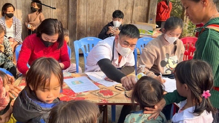 Cán bộ y tế Điện Biên khám sàng lọc cho trẻ tại bản Thẩm Táng, xã Pú Xi trước khi tiêm vaccine phòng bệnh sởi.