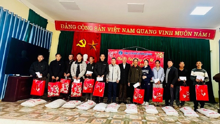 Các đồng chí lãnh đạo Công ty cổ phần Cấp nước Điện Biên và lãnh đạo xã Nậm Tin trao quà Tết tặng các gia đình nghèo ở xã Nậm Tin.