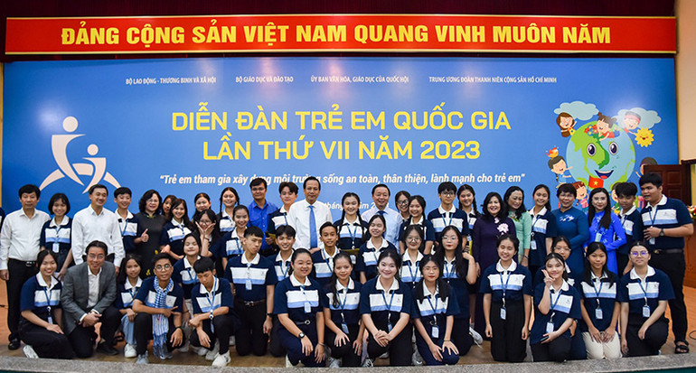 Đại diện lãnh đạo Đảng, Nhà nước và các đại biểu trẻ em dự Diễn đàn trẻ em quốc gia lần thứ bảy. (Ảnh: Nhật Quang) Đại diện lãnh đạo Đảng, Nhà nước và các đại biểu trẻ em dự Diễn đàn trẻ em quốc gia lần thứ bảy. (Ảnh: Nhật Quang)