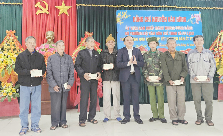 Bộ trưởng Văn hóa, Thể thao và Du lịch Nguyễn Văn Hùng tặng quà cho các gia đình chính sách, người có công với cách mạng huyện Gio Linh.