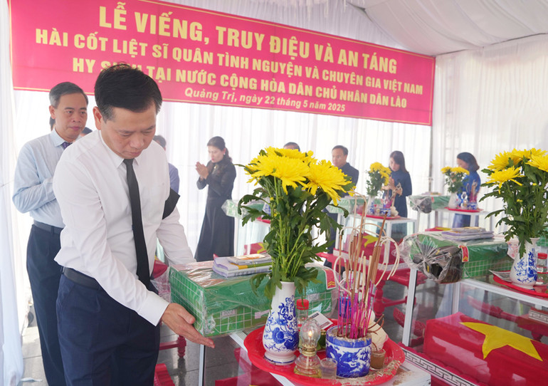 Lãnh đạo tỉnh Quảng Trị thành kính dâng hương viếng các Anh hùng liệt sĩ.