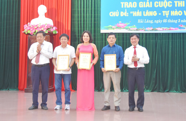 Tổng Biên tập Báo Quảng Trị, Chủ tịch Hội Nhà báo tỉnh Trương Đức Minh Tứ và Bí thư Huyện ủy Hải Lăng Nguyễn Khánh Vũ trao giải B cho các tác giả.