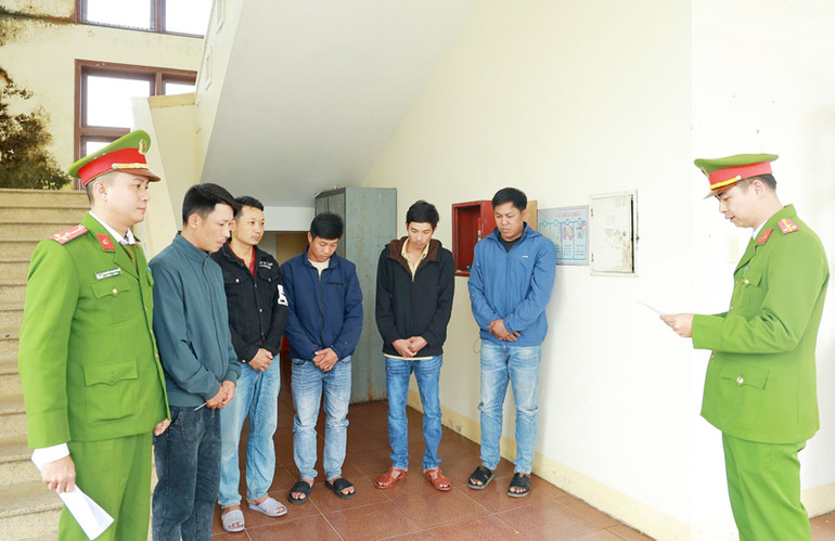 Công an huyện Hải Lăng, tỉnh Quảng Trị bắt các đối tượng trong vụ giết trộm 6 con trâu của dân.