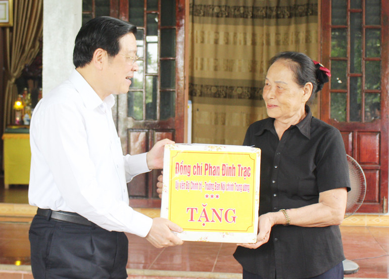 Trưởng Ban Nội chính Trung ương Phan Đình Trạc tặng quà thân nhân Anh hùng Lực lượng vũ trang nhân dân Dương Bá Quy. Trưởng Ban Nội chính Trung ương Phan Đình Trạc tặng quà thân nhân Anh hùng Lực lượng vũ trang nhân dân Dương Bá Quy.