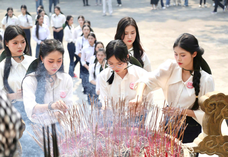 Thí sinh tham gia Cuộc thi hoa hậu Việt Nam 2024 dâng hương ở Nghĩa trang Liệt sĩ quốc gia Trường Sơn. Thí sinh tham gia Cuộc thi hoa hậu Việt Nam 2024 dâng hương ở Nghĩa trang Liệt sĩ quốc gia Trường Sơn.