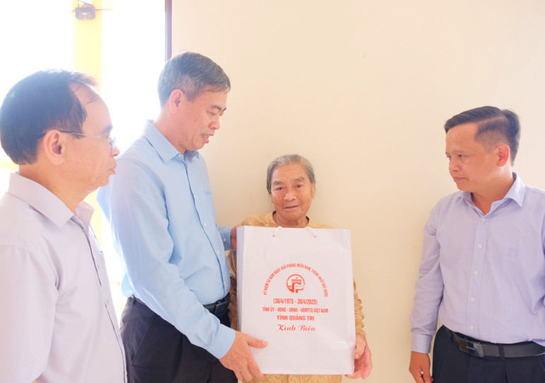 Đồng chí Nguyễn Đăng Quang thăm, tặng quà thân nhân Mẹ Việt Nam anh hùng Nguyễn Thị Dương.