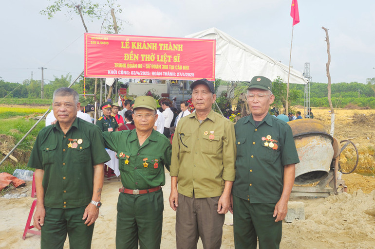 Bốn cựu chiến binh từng là chiến sĩ tham gia trận đánh rạng sáng 26/5/1972 đại diện cho 12 người may mắn còn sống và bị thương về dự sự kiện cảm động, ý nghĩa này. Bốn cựu chiến binh từng là chiến sĩ tham gia trận đánh rạng sáng 26/5/1972 đại diện cho 12 người may mắn còn sống và bị thương về dự sự kiện cảm động, ý nghĩa này.