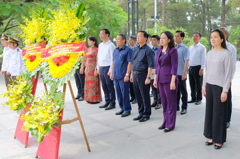 Phó Chủ tịch nước Võ Thị Ánh Xuân, Phó Thủ tướng Trần Hồng Hà cùng các đại biểu dâng hoa, dâng hương tại Nghĩa trang Liệt sĩ quốc gia Trường Sơn.