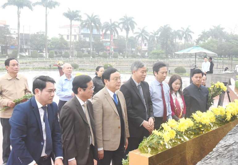 Lãnh đạo tỉnh dâng hoa tri ân, tưởng nhớ Tổng Bí thư Lê Duẩn tại Công viên mang tên Lê Duẩn ở thành phố Đông Hà. Lãnh đạo tỉnh dâng hoa tri ân, tưởng nhớ Tổng Bí thư Lê Duẩn tại Công viên mang tên Lê Duẩn ở thành phố Đông Hà.