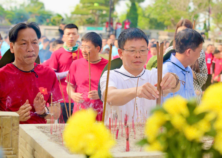 Ban Tổ chức giải dâng hương các Anh hùng liệt sĩ ở Nghĩa trang Liệt sĩ quốc gia Đường 9. Ban Tổ chức giải dâng hương các Anh hùng liệt sĩ ở Nghĩa trang Liệt sĩ quốc gia Đường 9.