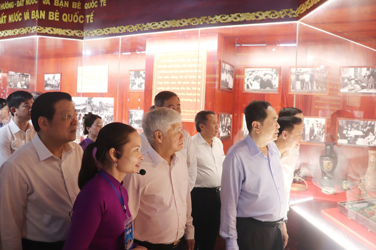 Chủ tịch Quốc hội Trần Thanh Mẫn cùng các đại biểu tham quan Di tích Khu lưu niệm Tổng Bí thư Lê Duẩn.