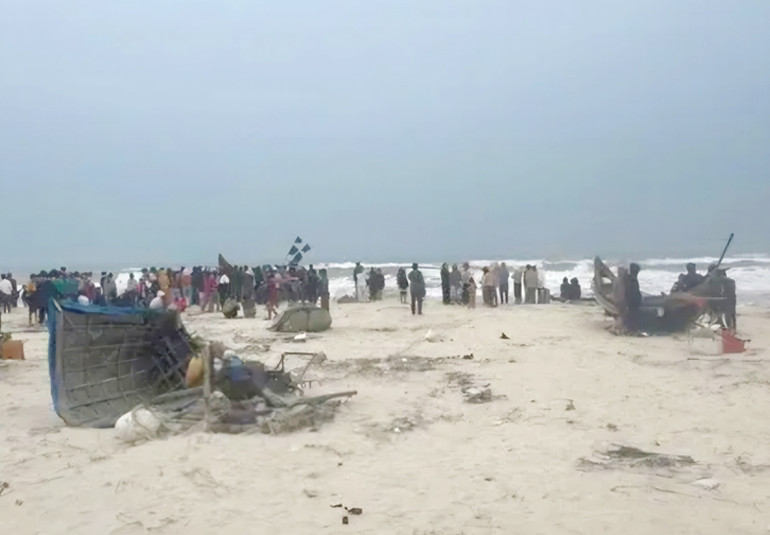 Ngư dân và lực lượng chức năng tìm kiếm ngư dân Nguyễn Văn T.