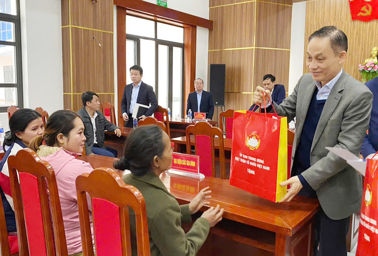 Đồng chí Lê Hoài Trung trao quà Tết cho các gia đình chính sách, hộ nghèo tại huyện Đakrông. Đồng chí Lê Hoài Trung trao quà Tết cho các gia đình chính sách, hộ nghèo tại huyện Đakrông.