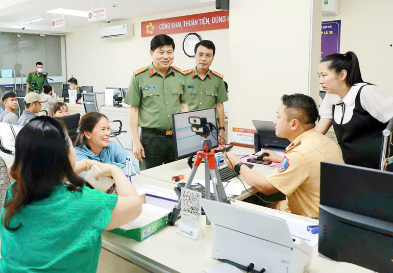 Đại tá Vũ Văn Đấu (bên trái), Giám đốc Công an Quảng Trị kiểm tra việc thực hiện các nhiệm vụ mới của lực lượng Công an tại Trung tâm dịch vụ hành chính công tỉnh. Đại tá Vũ Văn Đấu (bên trái), Giám đốc Công an Quảng Trị kiểm tra việc thực hiện các nhiệm vụ mới của lực lượng Công an tại Trung tâm dịch vụ hành chính công tỉnh.