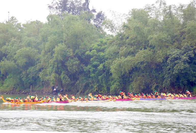 Các đội đua thuyền tại Lễ hội đua thuyền truyền thống huyện Triệu Phong mở rộng năm 2025. Các đội đua thuyền tại Lễ hội đua thuyền truyền thống huyện Triệu Phong mở rộng năm 2025.