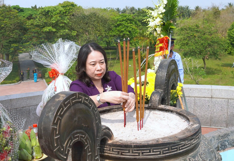 Phó Chủ tịch nước Võ Thị Ánh Xuân dâng hương tại Thành cổ Quảng Trị.