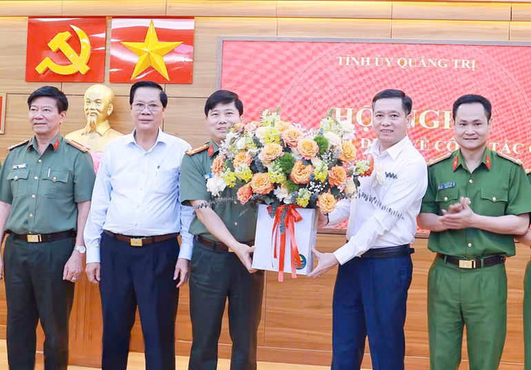 Lãnh đạo tỉnh Quảng Trị và Ban Giám đốc Công an tỉnh tặng hoa chúc mừng Đại tá Vũ Văn Đấu.