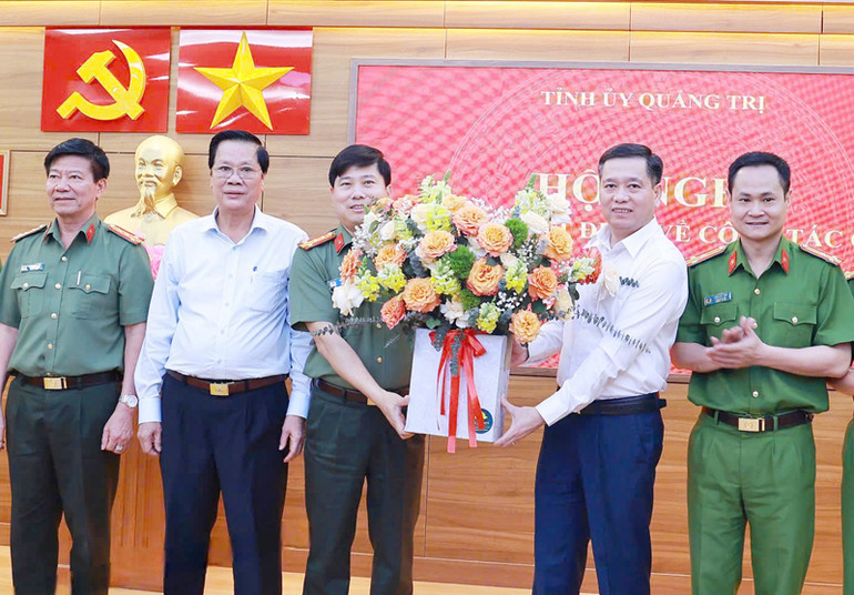 Lãnh đạo tỉnh Quảng Trị và Ban Giám đốc Công an tỉnh tặng hoa chúc mừng Đại tá Vũ Văn Đấu.