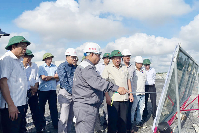 Quyền Chủ tịch Ủy ban nhân dân tỉnh Quảng Trị Hà Sỹ Đồng kiểm tra tiến độ thi công tại Dự án Cảng hàng không Quảng Trị.