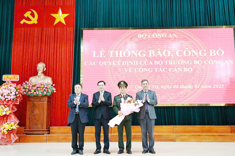 Lãnh đạo tỉnh Quảng Trị tặng hoa chia tay và chúc mừng nguyên Giám đốc Công an tỉnh Quảng Trị Đại tá Nguyễn Đức Hải.